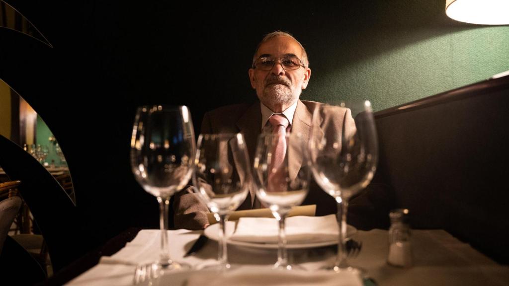 Ángel Fernández sentado en una mesa de 'Il Giardinetto'