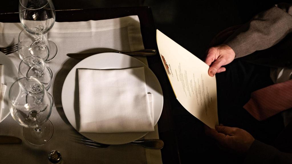 Fernández llegeix el menú del dia en una de les taules més especials de Il Giardinetto