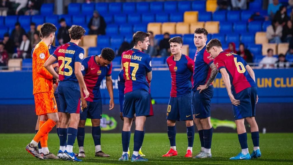 La frustración de los jugadores del Barça B tras perder un partido en el Estadi Johan Cruyff