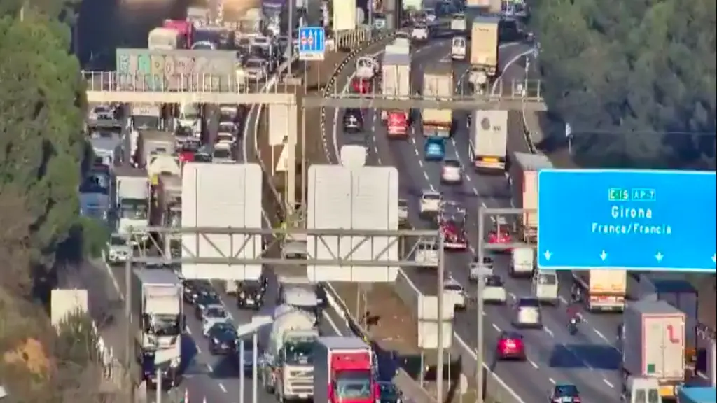 Accidente entre dos camiones en Barberà del Vallès en la AP-7