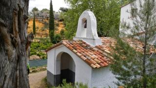 La diminuta Ermita de Sant Antoni i Santa Bàrbara