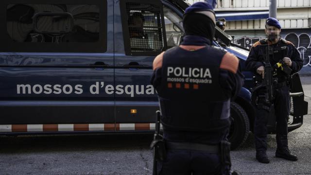 Dispositivo policial en La Mina tras el tiroteo del martes, 7 de enero