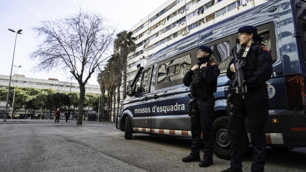 Dispositiu policial a La Mina després de l'enfrontament del dimarts, 7 de gener
