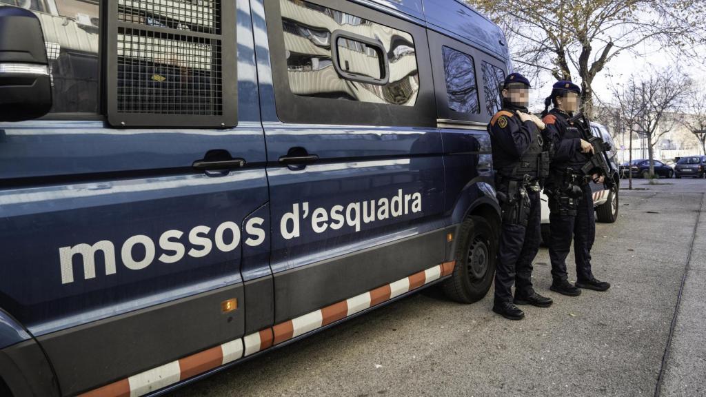 Agentes de ARRO durante el dispositivo policial en La Mina tras el tiroteo de enero