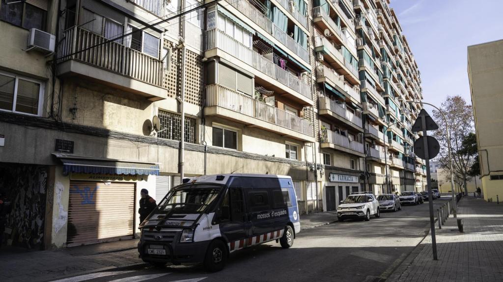 Una furgoneta policial en el dispositivo en La Mina tras el tiroteo de enero