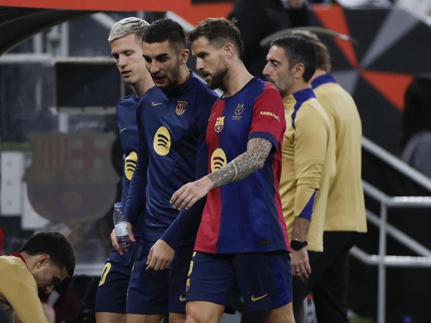 Iñigo Martínez abandona el terreno del juego en el clásico por lesión