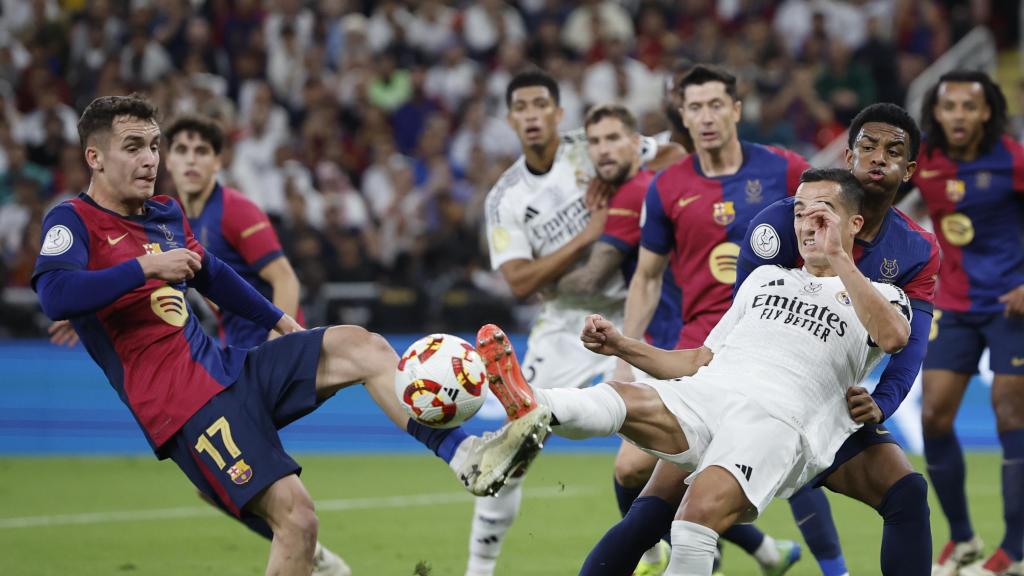 Marc Casadó lucha por un balón dividido contra Lucas Vázquez en el clásico de Supercopa