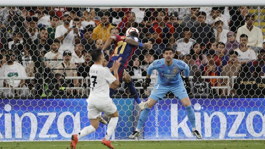 Raphinha, de cabeza, marca el tercer gol del Barça