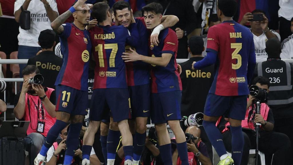 Los jugadores del Barça celebran el gol de Robert Lewandowski al Real Madrid en el clásico de Supercopa