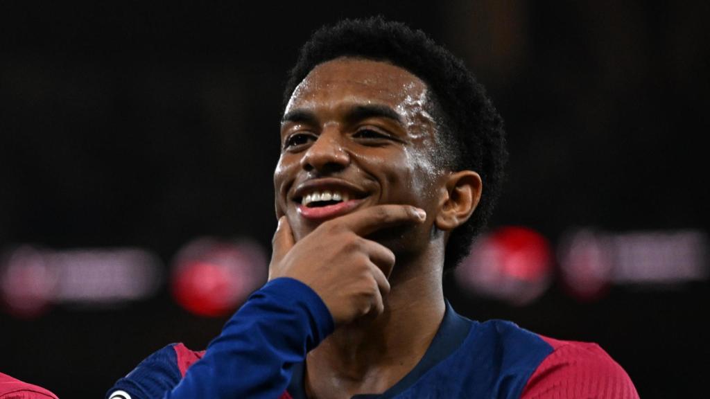 Alejandro Balde y Lamine Yamal festejan un gol del Barça al Real Madrid en la Supercopa