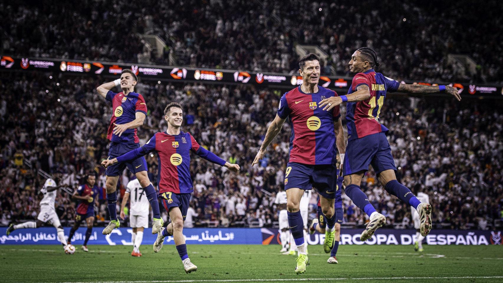 Los jugadores del Barça celebran el doblete de Raphinha en la final de la Supercopa contra el Real Madrid