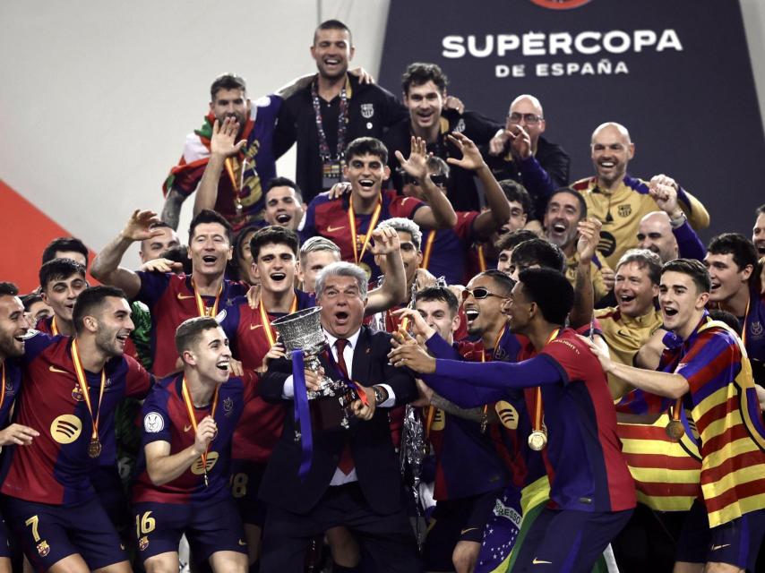 Joan Laporta y la plantilla del Barça levantan en Yeda la Supercopa, el primer título de la temporada