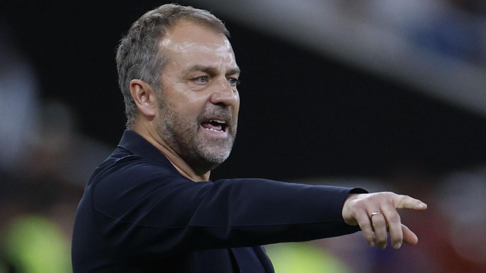 Hansi Flick da indicaciones durante la final de la Supercopa de España en Yeda