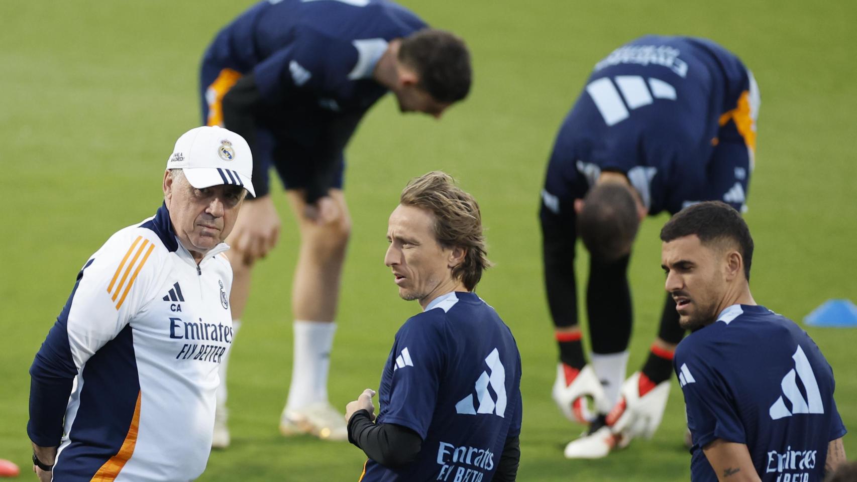 Carlo Ancelotti charla con Luka Modric y Dani Ceballos durante un entrenamiento del Real Madrid