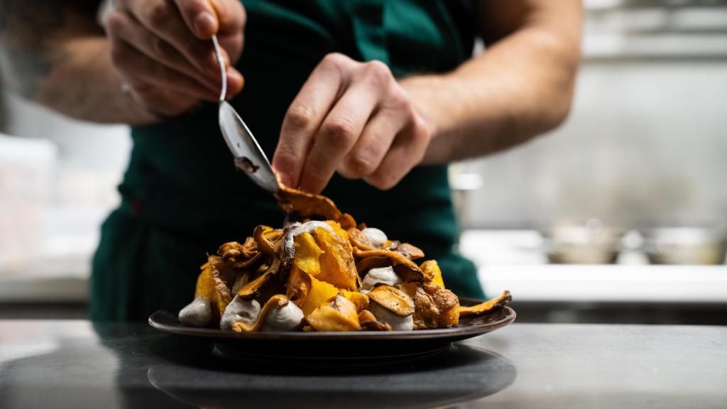 Bravas shitake con trufa de Vrutal, uno de los mejores restaurantes veganos del mundo, según TripAdvisor
