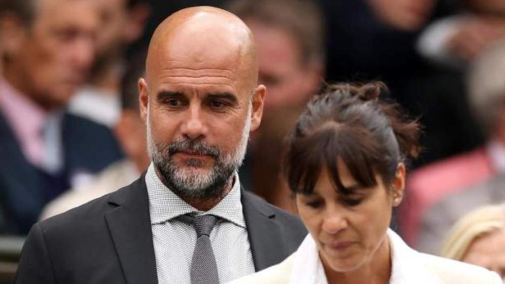 Pep Guardiola, junto a Cristina Serra, en un evento