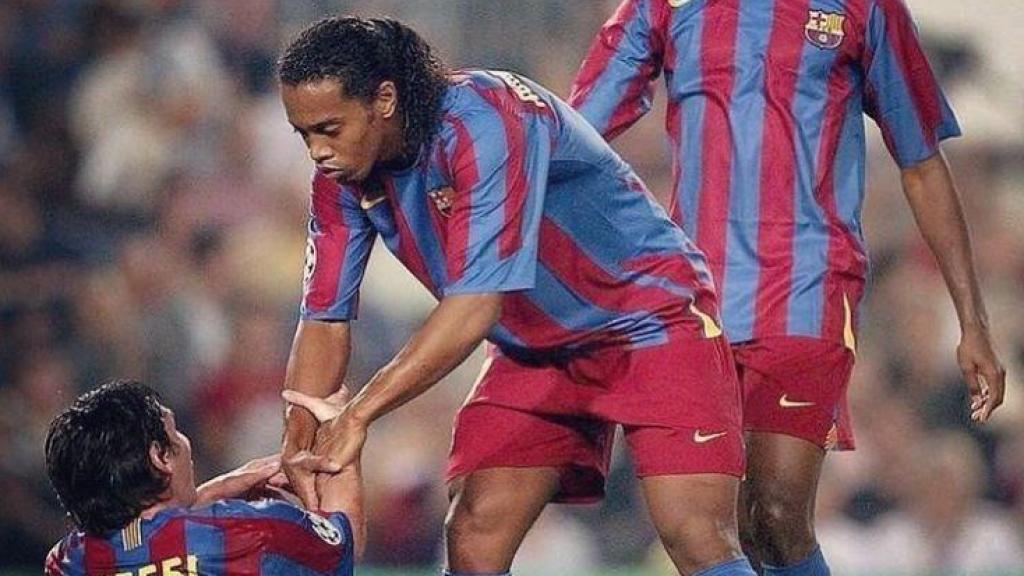 Un joven Leo Messi, junto a Ronaldinho y Eto'o