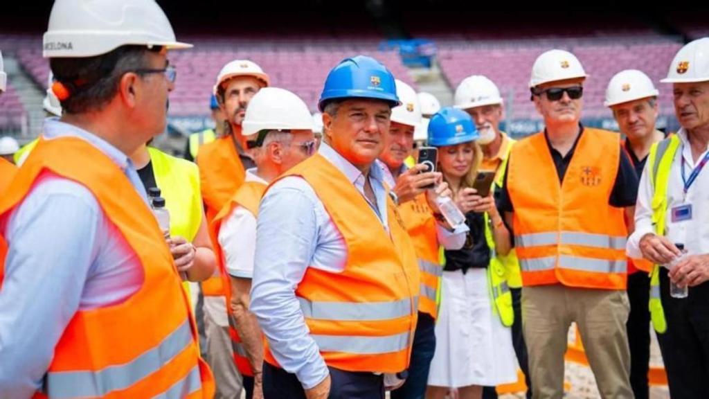 Laporta, con casco, en el Camp Nou