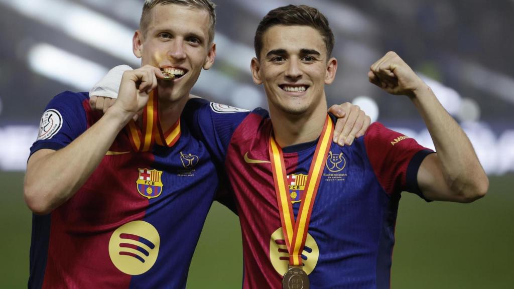 Olmo y Gavi celebran la victoria del Barça en la final de la Supercopa