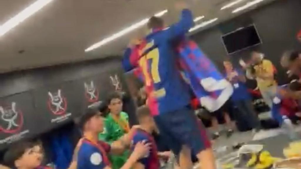 Marc Casadó se vuelve loco en el vestuario del Barça tras ganar la Supercopa de España