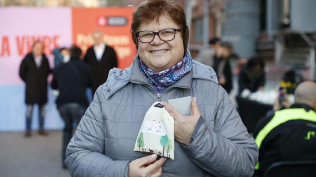 Una mujer con las llaves de los nuevos pisos en Sant Martí