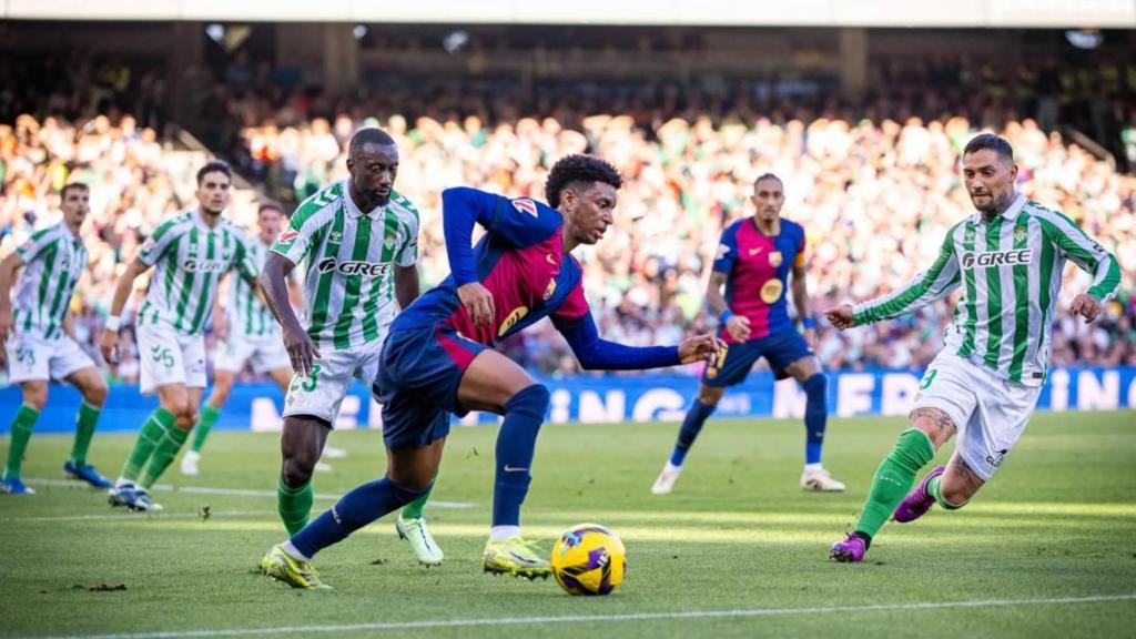 Alejandro Balde intenta superar la presión de los jugadores del Betis