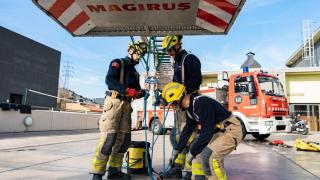 Bomberos de la Generalitat preparándose para un servicio