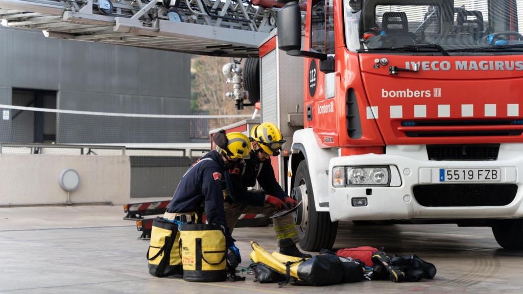 Bomberos de la Generalitat preparándose para un servicio