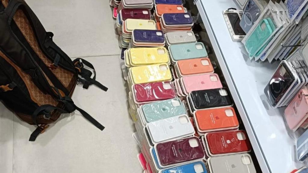 Fundas de Apple falsificadas en un comercio de El Raval