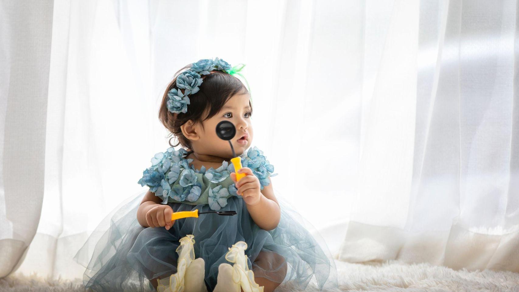 Una niña pequeña con un vestido verde