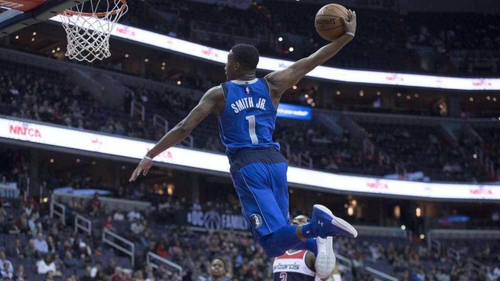 Dennis Smith Jr hace un mate en un partido de los Dallas Mavericks