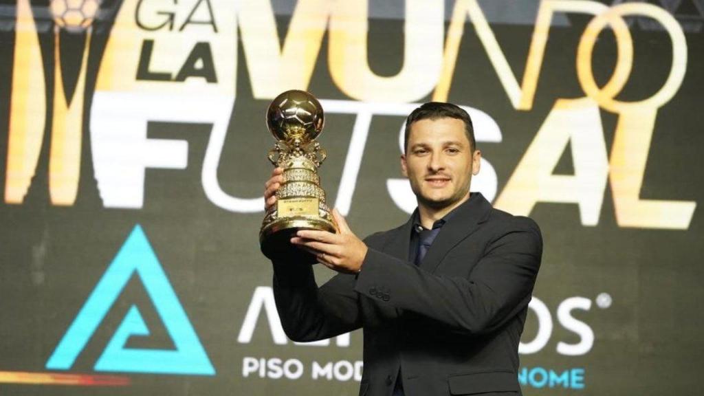 Dyego, estrella del Barça de fútbol sala, levanta el trofeo como el Mejor Jugador del Mundo