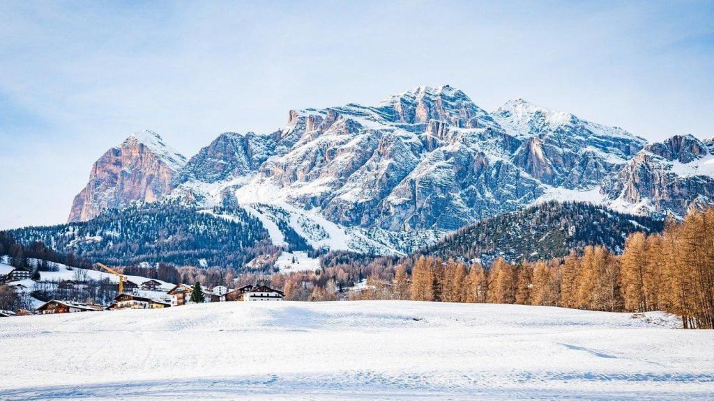 La pequeña población italiana de Cortina d'Ampezzo bajo los Alpes Dolomitas