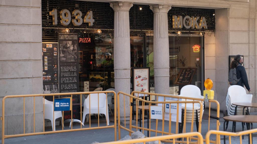 Tanques grogues davant del restaurant Moka, a La Rambla des de 1934