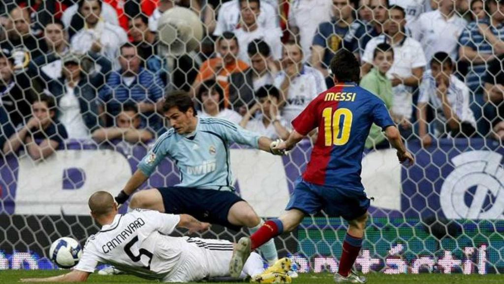 Leo Messi mete gol en el 2-6 del Barça al Madrid en 2009