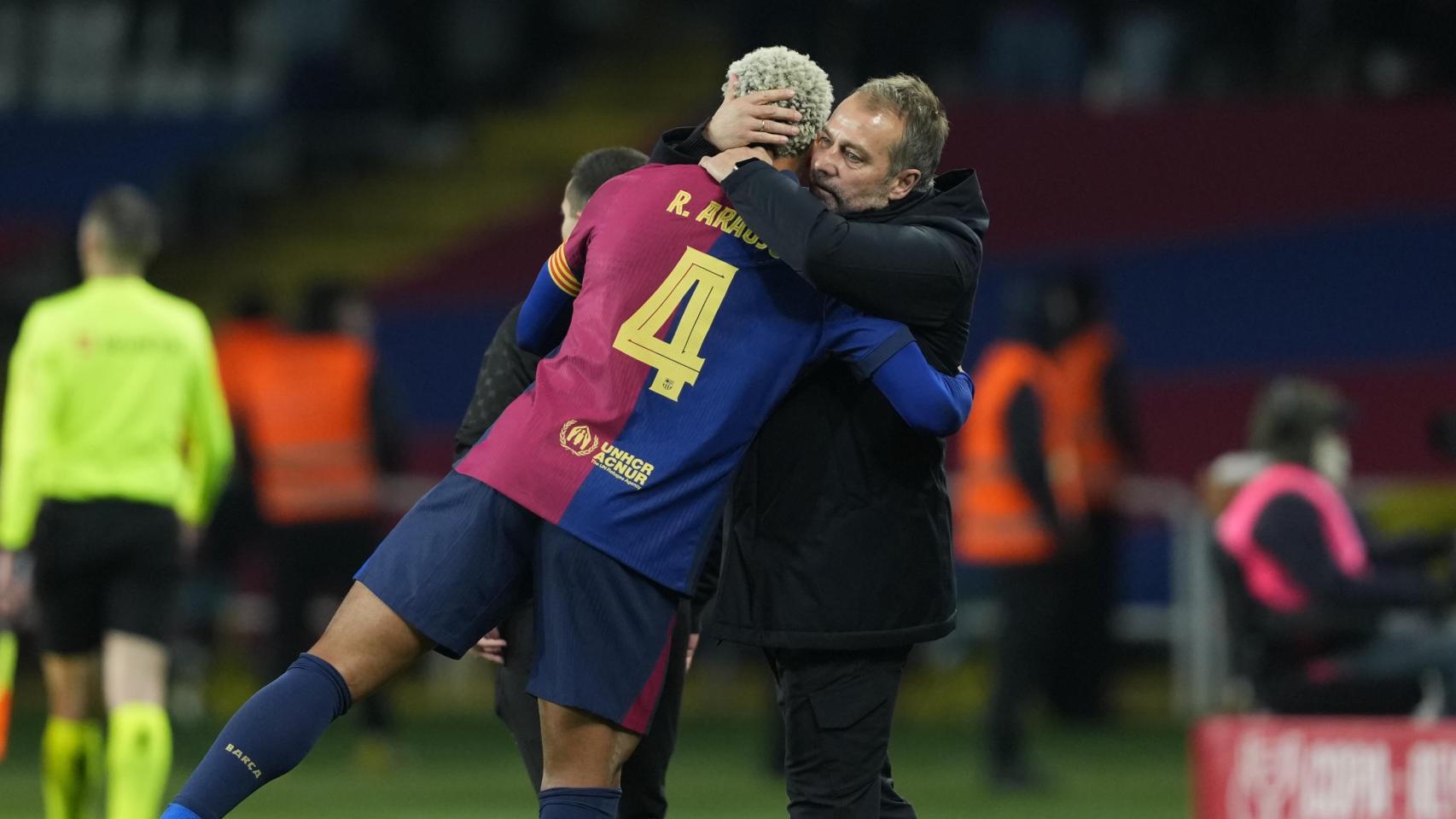 Hansi Flick abraza a Ronald Araujo en el Barça-Betis
