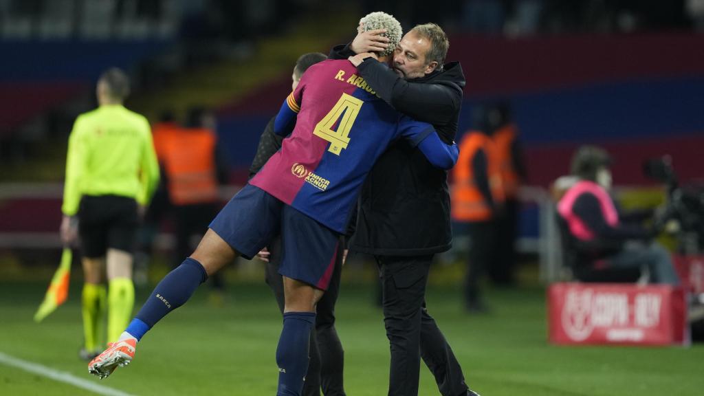 Hansi Flick abraza a Ronald Araujo en el Barça-Betis