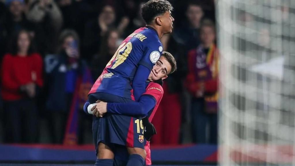 Gavi levanta a Lamine Yamal durante la victoria contra el Betis