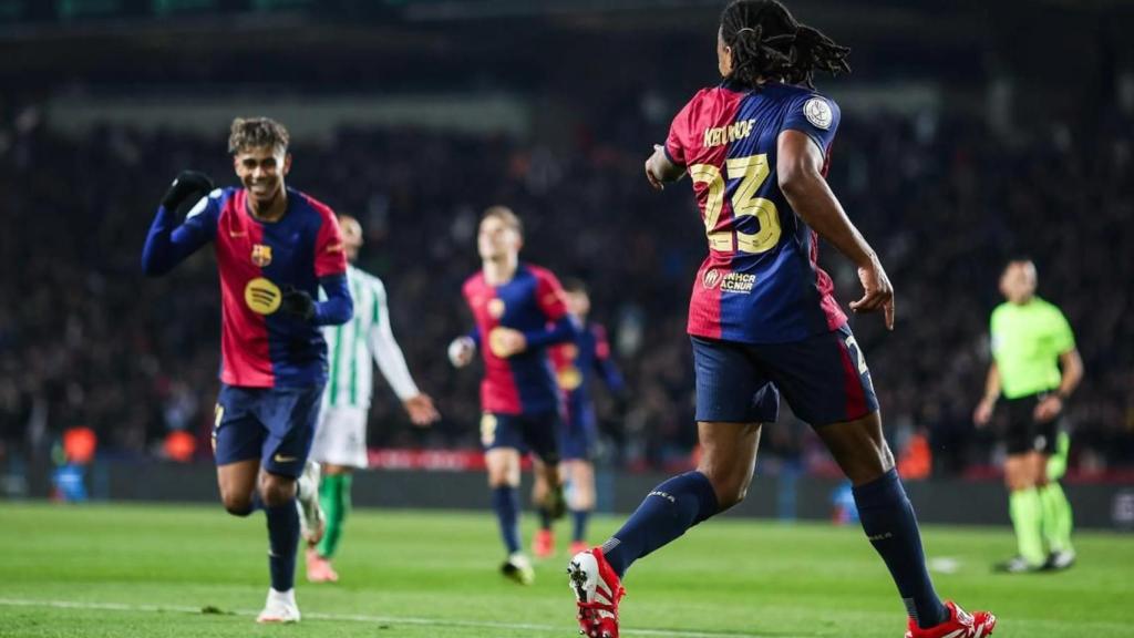 Koundé señala a Lamine tras anotar el gol contra el Betis