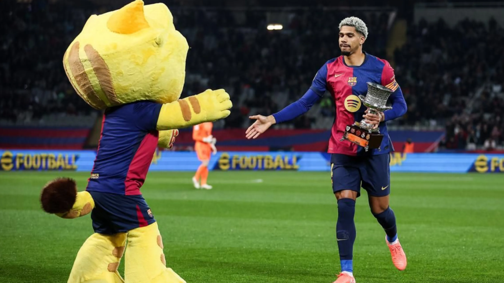 Ronald Araujo saluda a la mascota del Barça en el partido de Copa el Rey contra el Betis