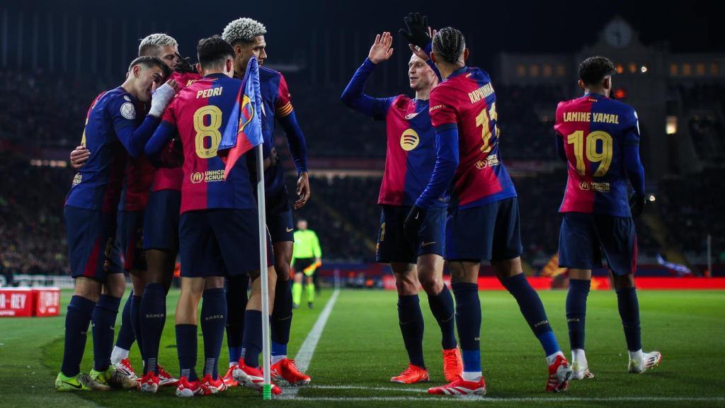 El Barça festeja en la zona del banderín la victoria contra el Betis en Montjuïc