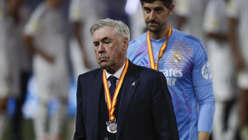 Carlo Ancelotti y Thibaut Courtois, decepcionados tras caer en la final de la Supercopa