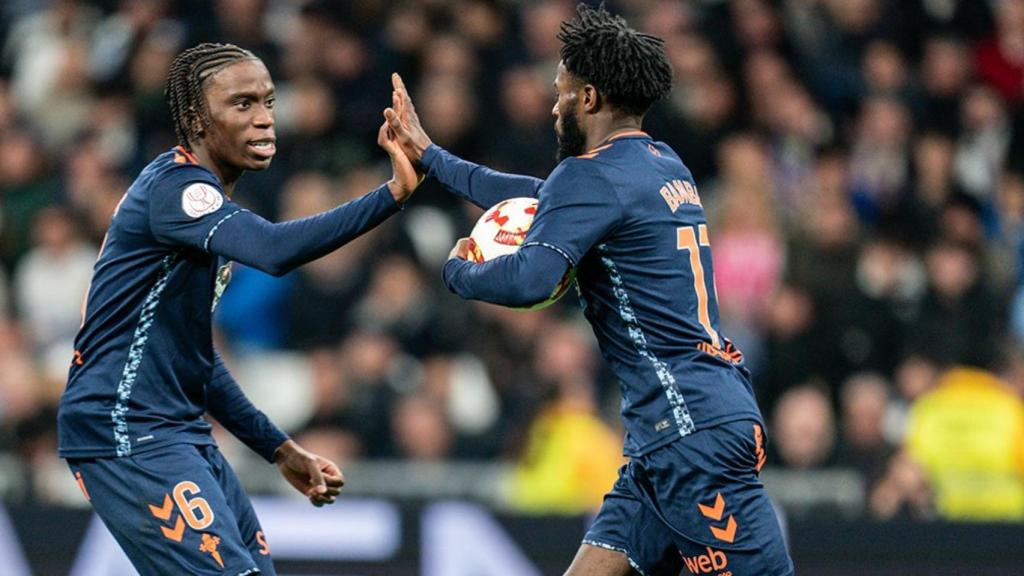 Ilaix Moriba felicita a Bamba por el gol contra el Real Madrid