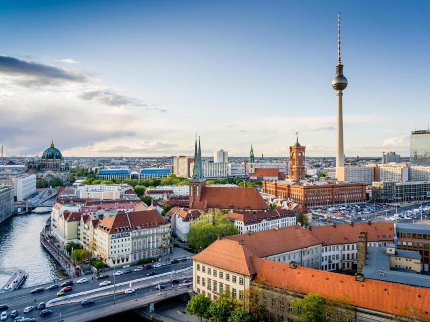 La Torre de TV de Berlín en Alexanderplatz en Berlín-Mitte es el edificio de acceso público más alto de Europa