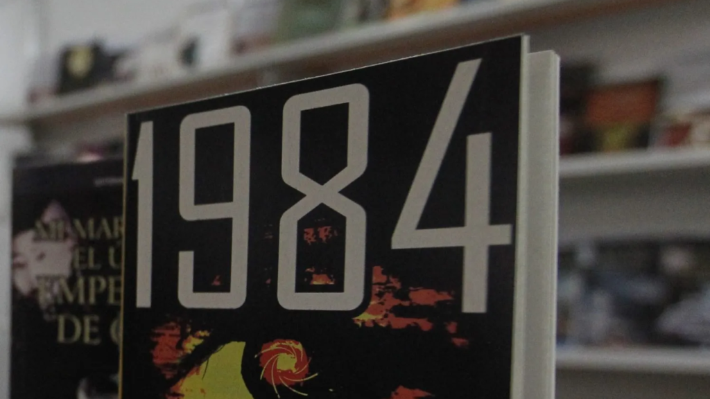 El llibre 1984 de l'escriptor George Orwell al lloc d'una fira de llibres.
