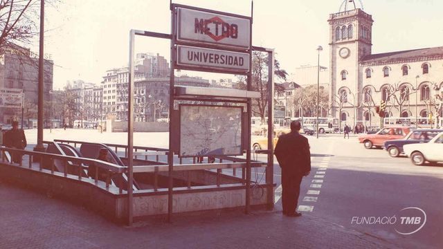 Parada de metro en la plaza de la Universitat de Barcelona