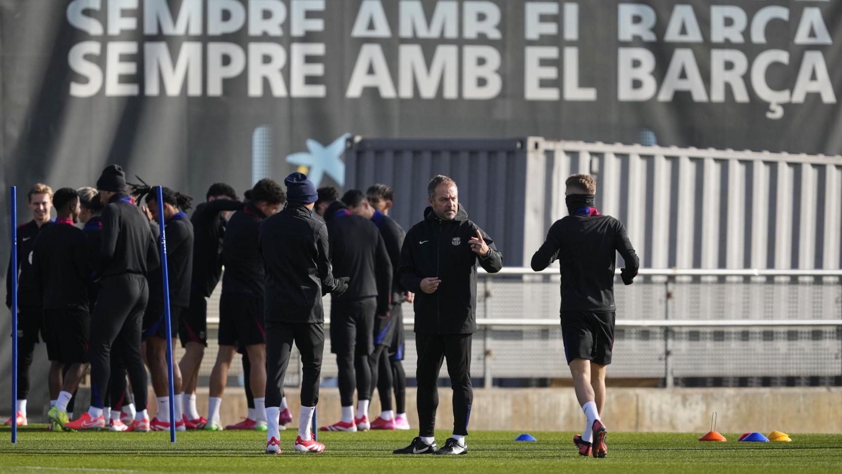 Hansi Flick, a punto de dirigir un entrenamiento del Barça en la Ciutat Esportiva