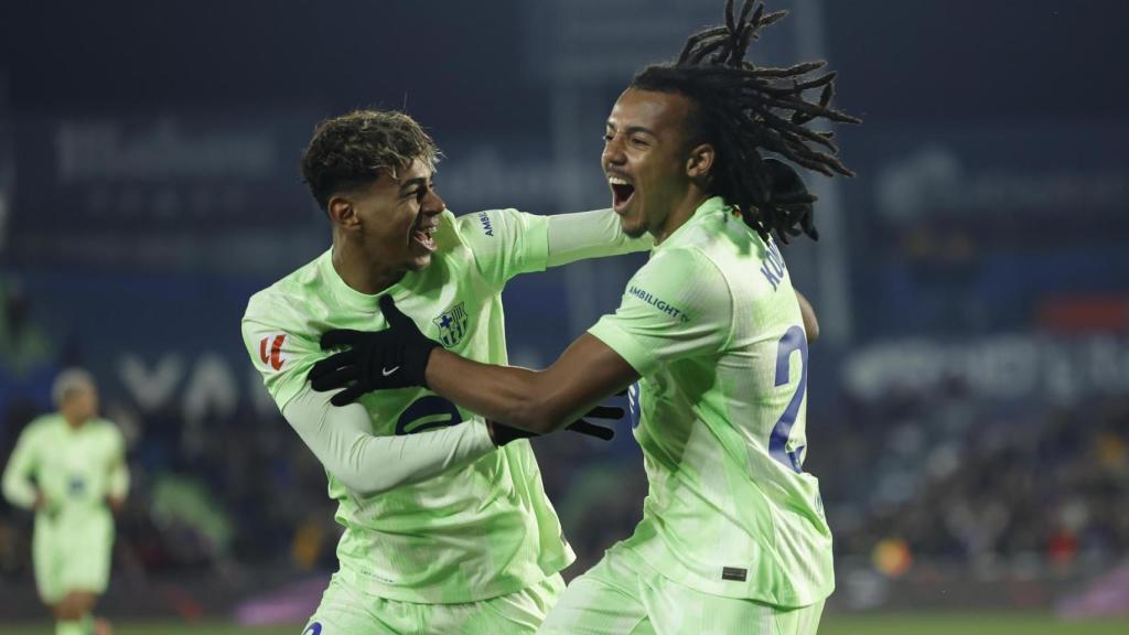 Lamine Yamal felicita a Koundé tras marcar el primer gol del Barça en Getafe