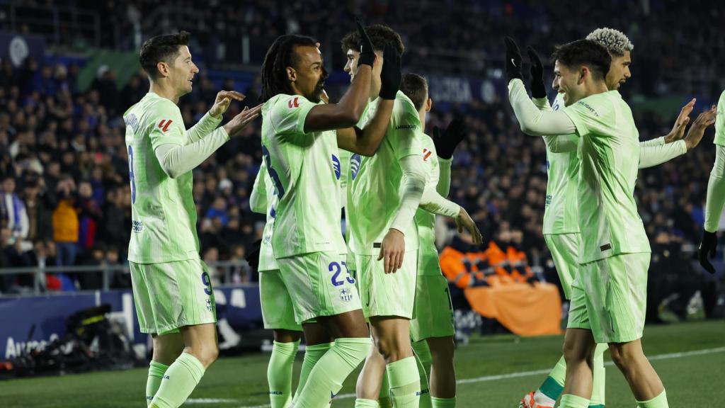 Los jugadores del Barça celebran el gol de Koundé al Getafe