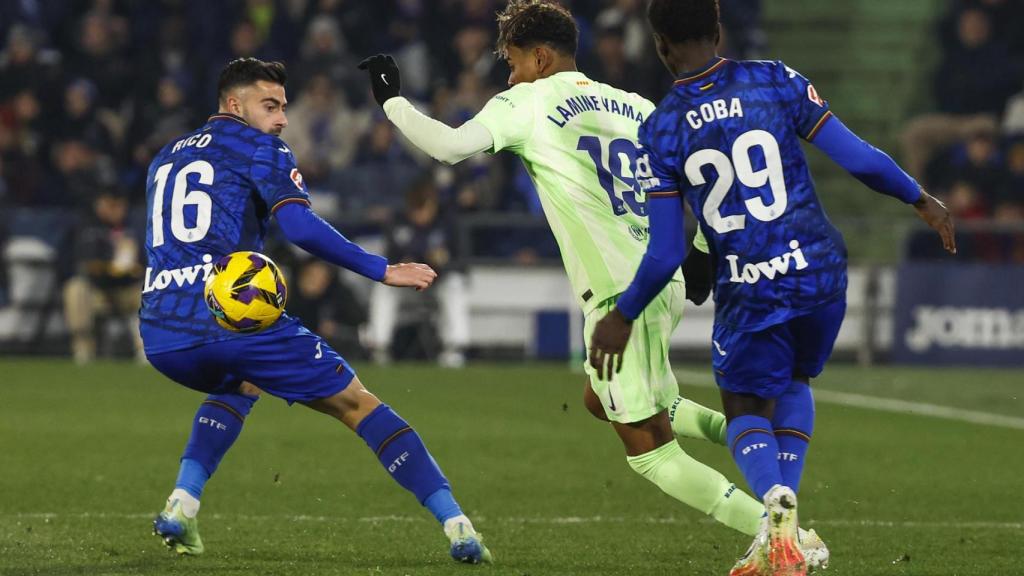 Lamine intenta superar el marcaje de dos jugadores del Getafe